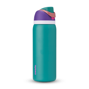 Full profile shot of the 32oz '80s Ski Slope' FreeSip water bottle in blue and purple.